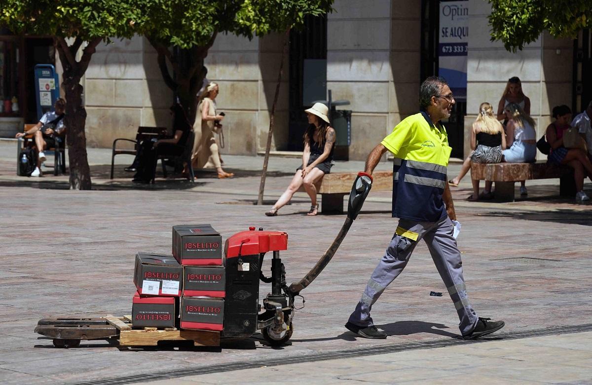 Un repartidor de mercancía en Málaga.