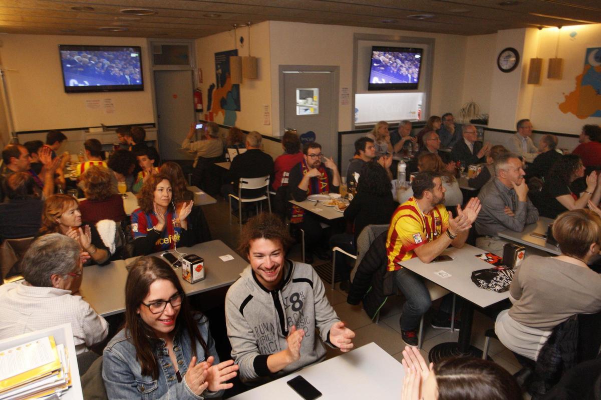 Un dia de projecció de futbol al local del carrer Joan Maragall.