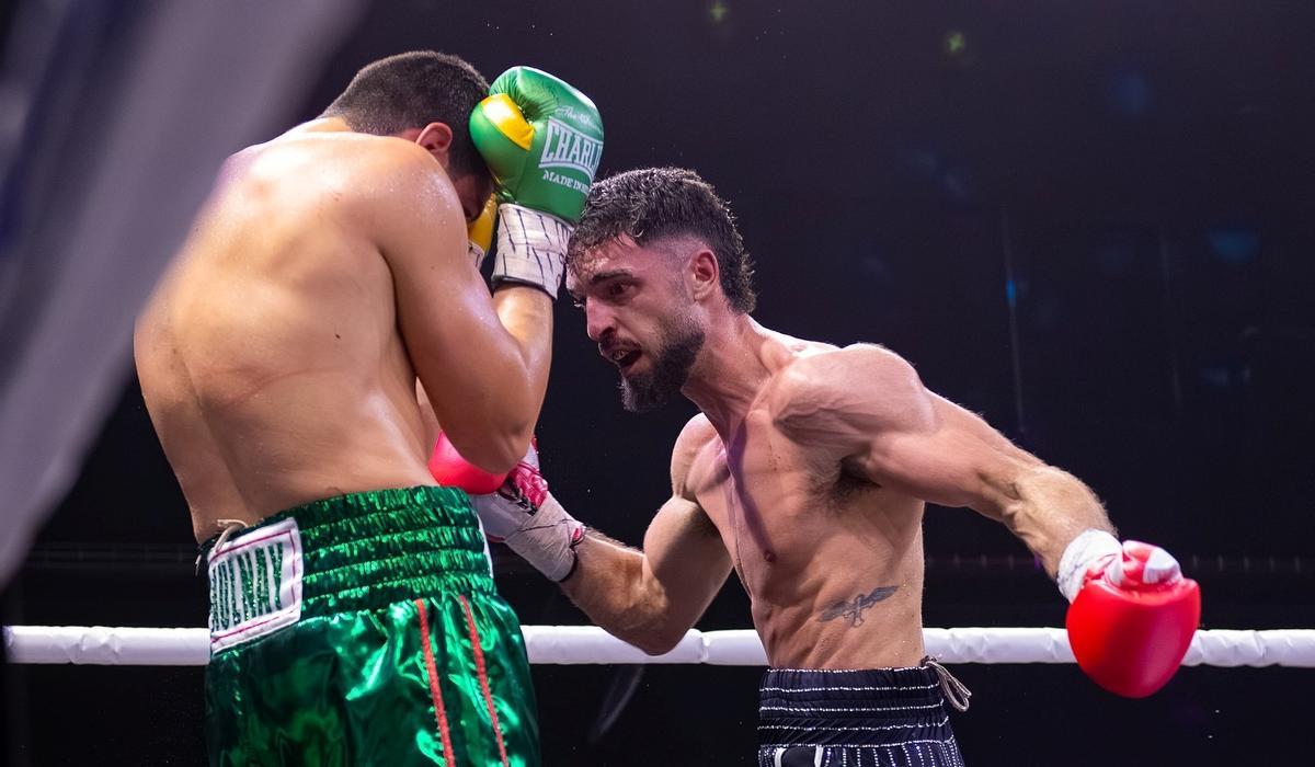 José Luis Navarro Jr. se prepara para efectuar un golpe.