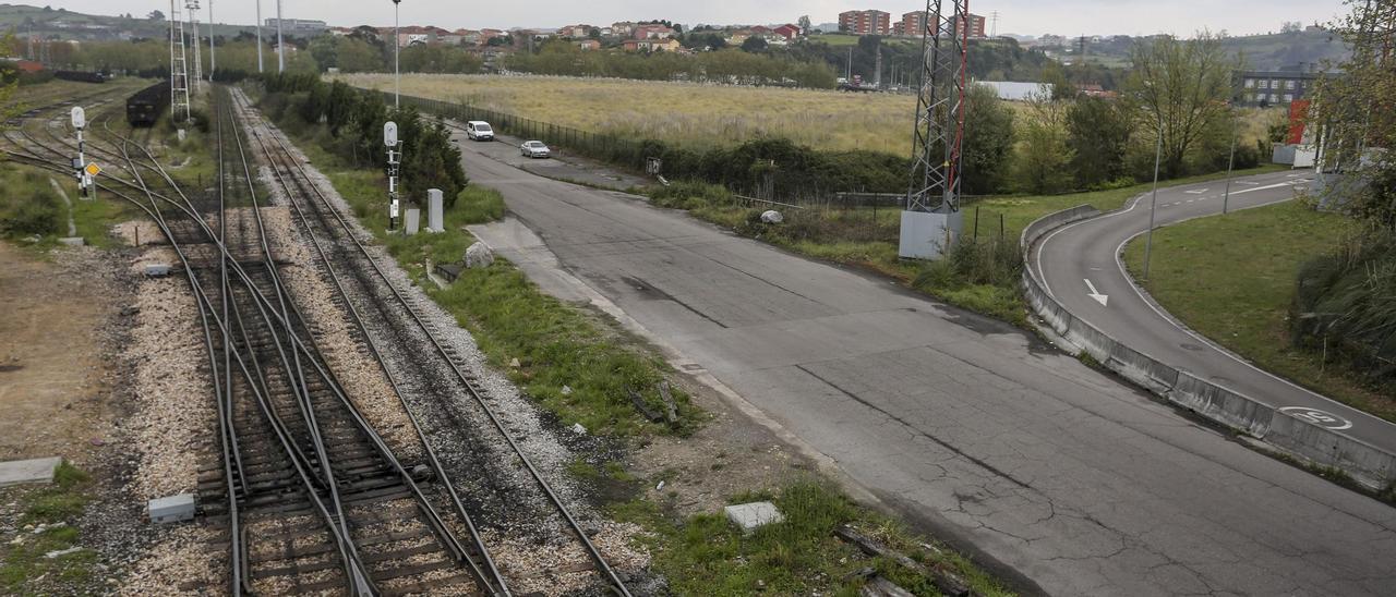 A la derecha, terrenos de la Isla de la Innovación, y a la izquierda, la vías.