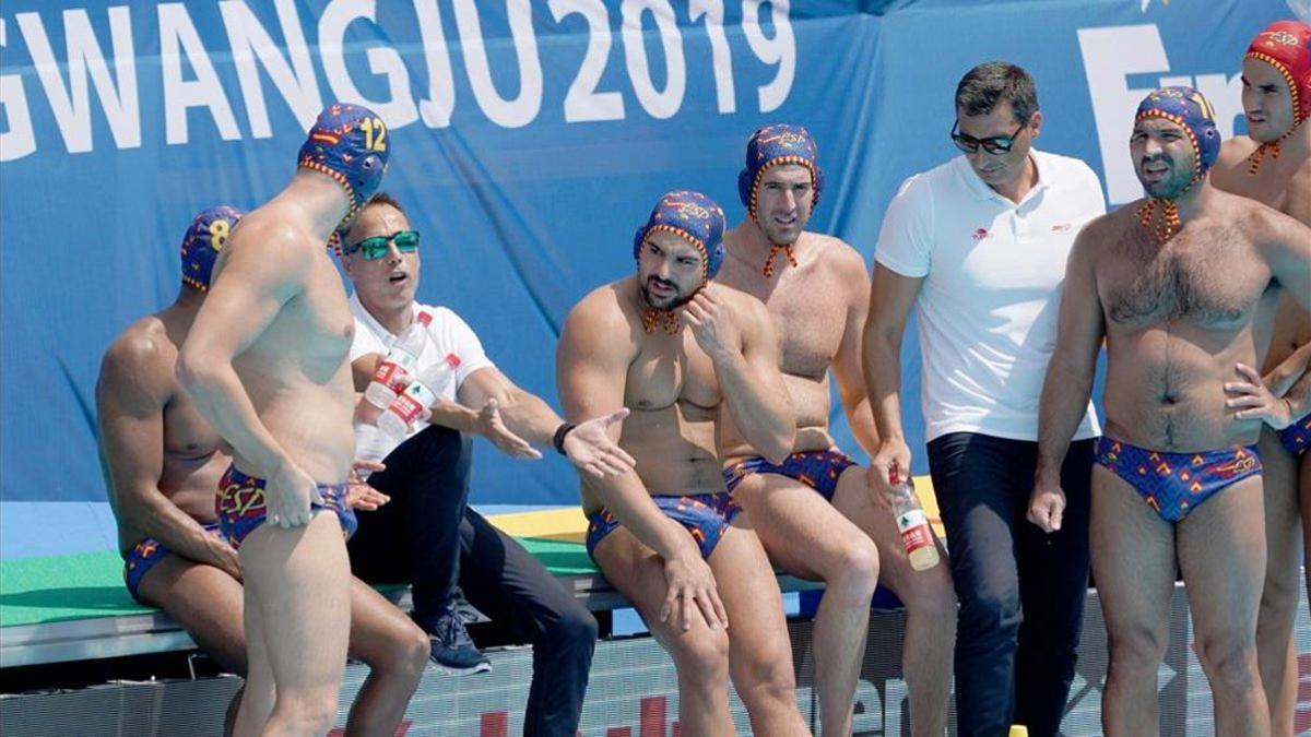 David Martín imparte instrucciones a sus jugadores durante el partido