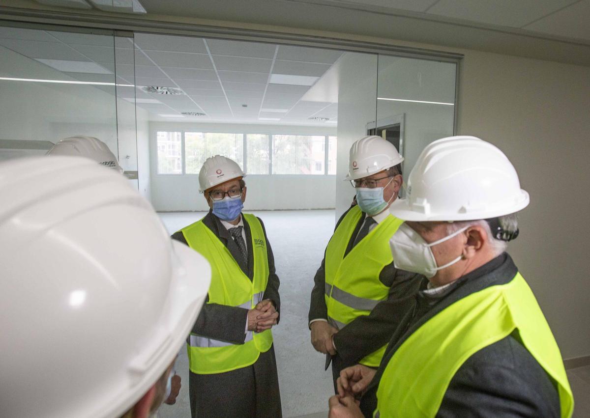Visita de Puig a la ampliación de urgencias del Hospital de Alicante