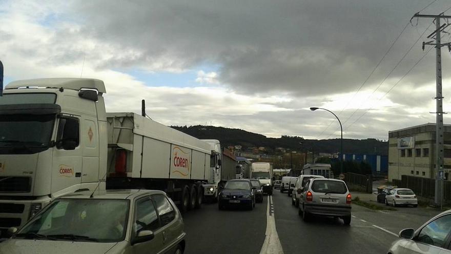 Camiones esta mañana en el polígono de Sabón.