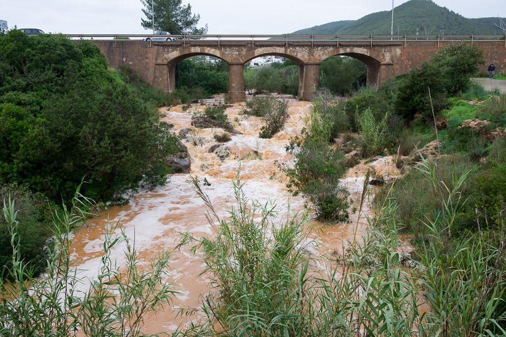 Muchos curiosos se han acercado a hacer fotos al río de Santa Eulària que ha amanecido con un gran caudal gracias a las fuertes lluvias que han caído esta noche.