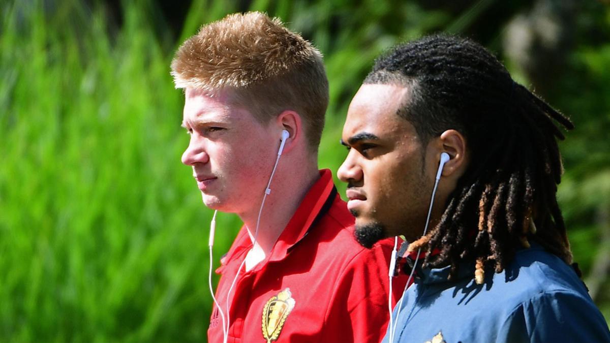 Denayer junto a su compatriota Kevin De Bruyne