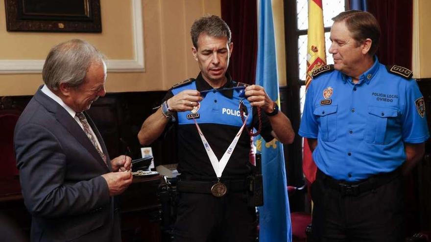 El policía Emilio García muestra su bronce ganado a la carrera en EE UU