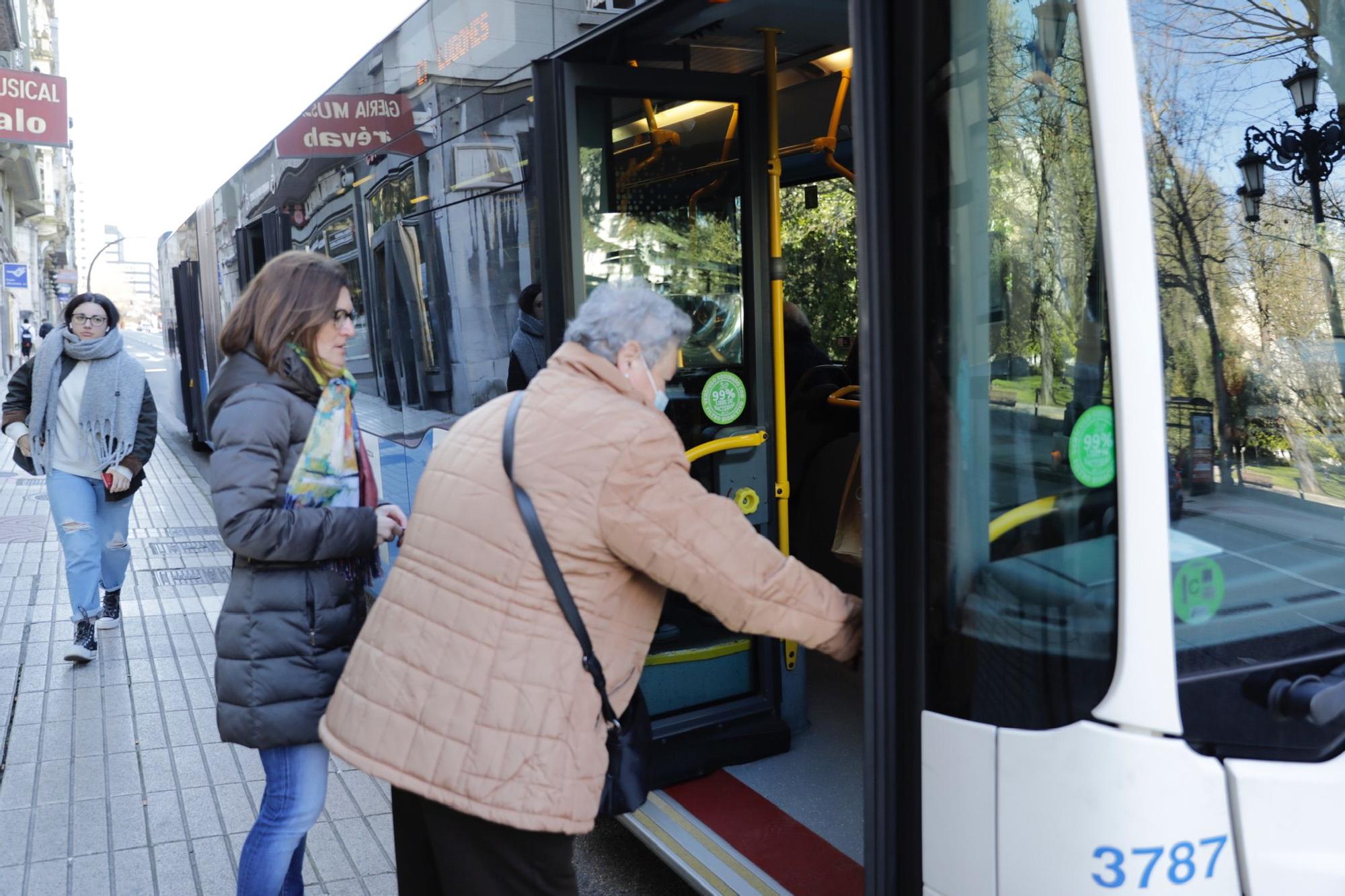 En imágenes: Primer día sin mascarilla en el transporte en Asturias