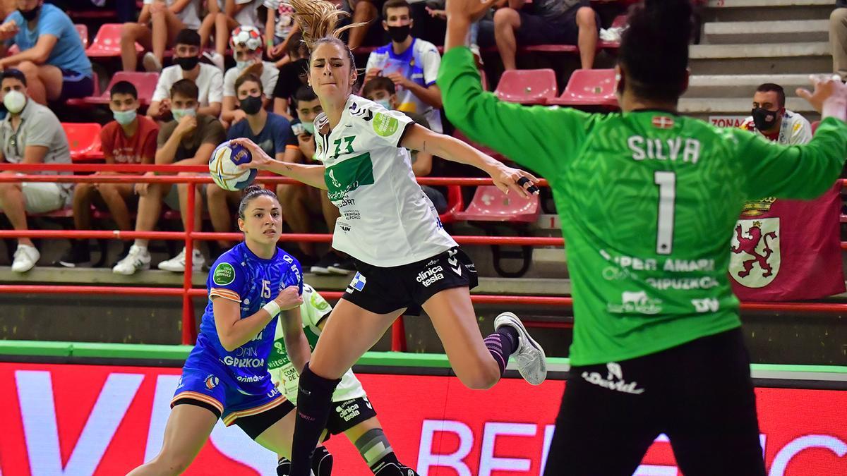 Las guerreras franjiverdes arrancaron el partido con un gran nivel de juego ofensivo