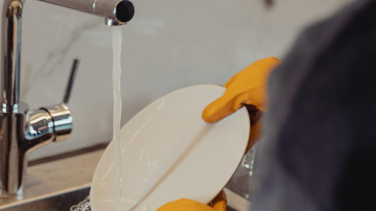 Aquests són els errors més comuns que comets quan rentes plats (a mà i a màquina)
