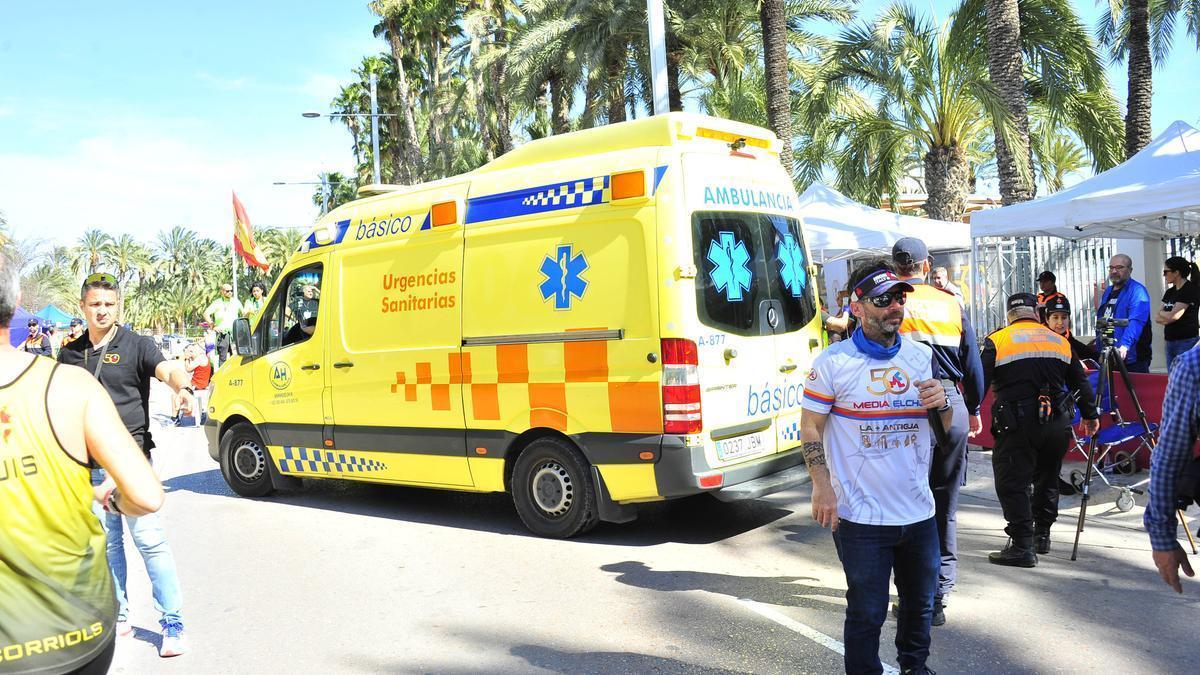 La ambulancia que se encontraba en la meta de la Media Maratón de Elche.