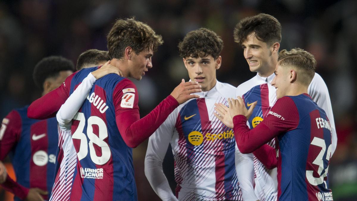 Hector Fort, Ander Astrálaga y Fermín López felicitan a Marc Guiu al acabar el Barça-Athletic, donde anotó el gol del triunfo.