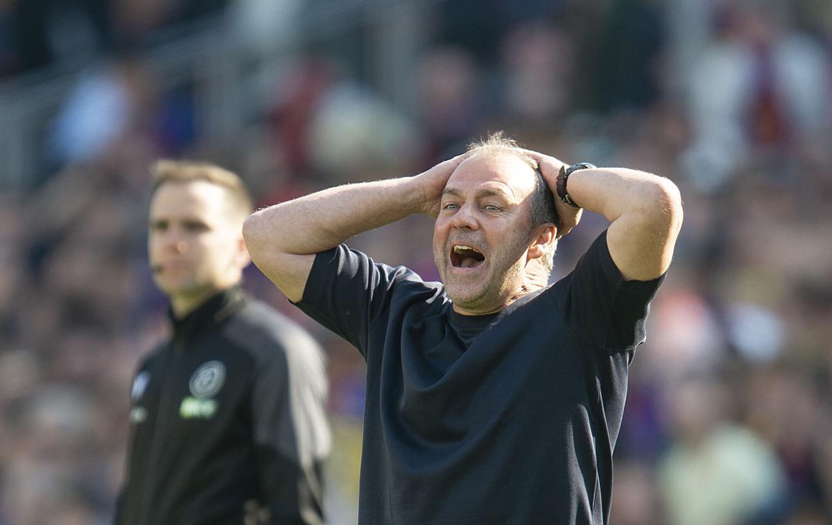 Barcelona. 22.03.2026. Deportes. Hansi Flick sufriendo en la banda durante el partido de liga entre el FC Barcelona y el Rayo Vallecano en el Camp Nou. Fotografía de Jordi Cotrina