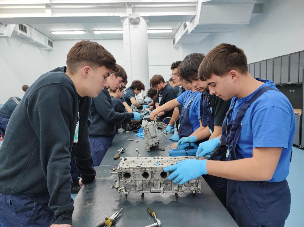 Un joven prueba uno de los simuladores de conducción de los laboratorios de Automoción de UNIVERSAE.