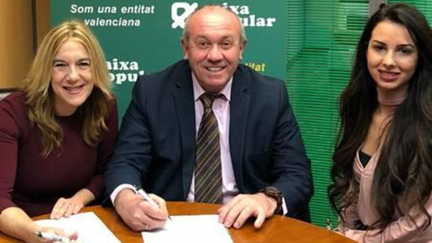 Firma del convenio entre las fallas y Caixa Popular.