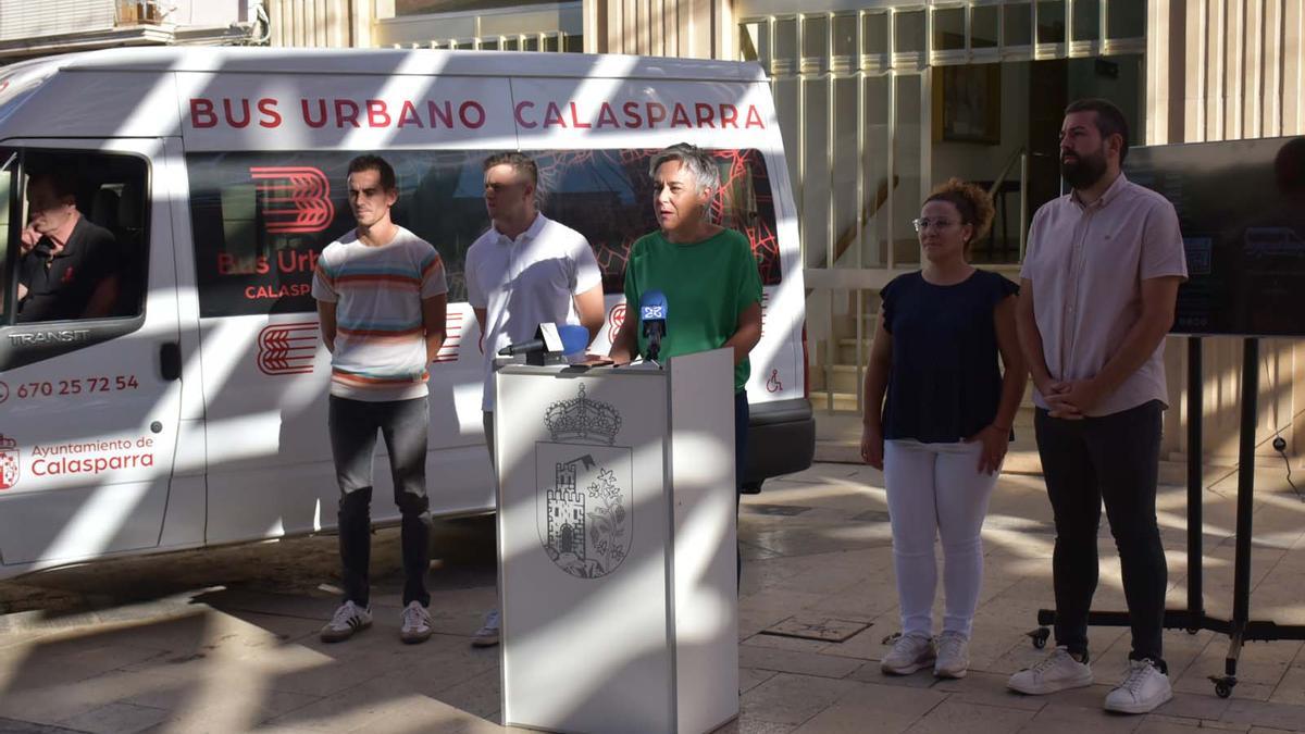 La alcaldesa de Calasparra, Teresa García, presentando las nuevas paradas