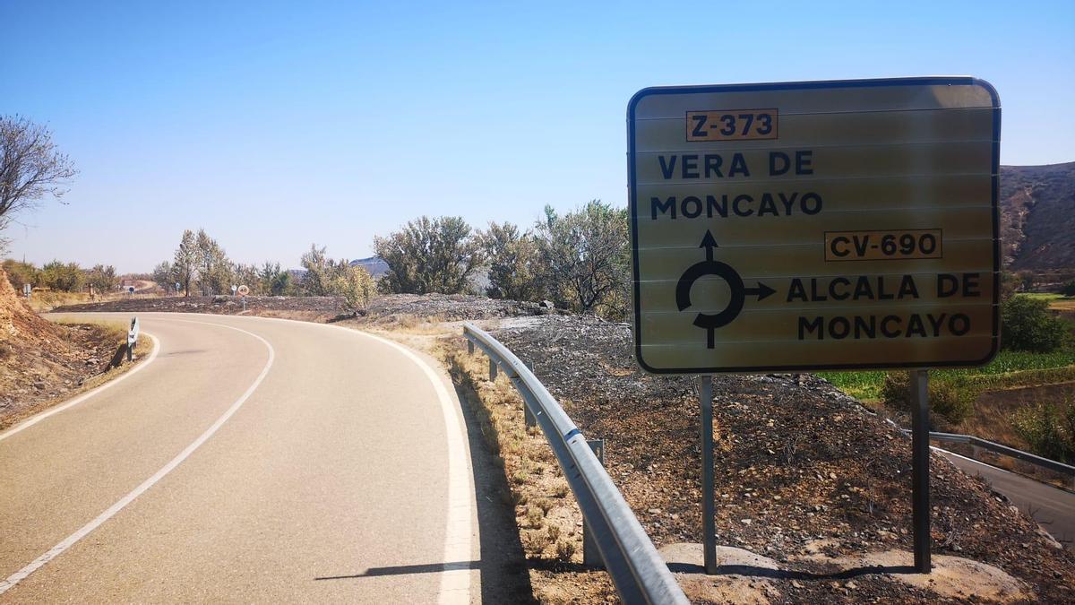 Cartel de la carretera con el desvío a Vera de Moncayo y Alcalá, dañado por el incendio.