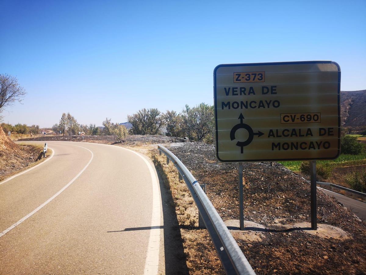 Cartel de la carretera con el desvío a Vera de Moncayo y Alcalá, dañado por el incendio.
