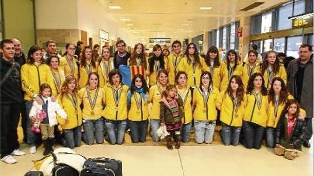 L'expedició del CPA Olot poc després d'aterrar ahir a la tarda a l'aeroport Girona Costa Brava.