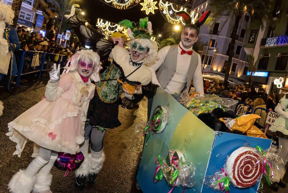 Las mejores imágenes de la Cabalgata de los Reyes Magos en Alicante