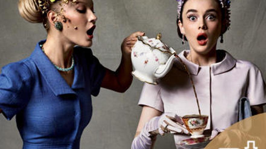 Dos mujeres vestidas para tomar el té.