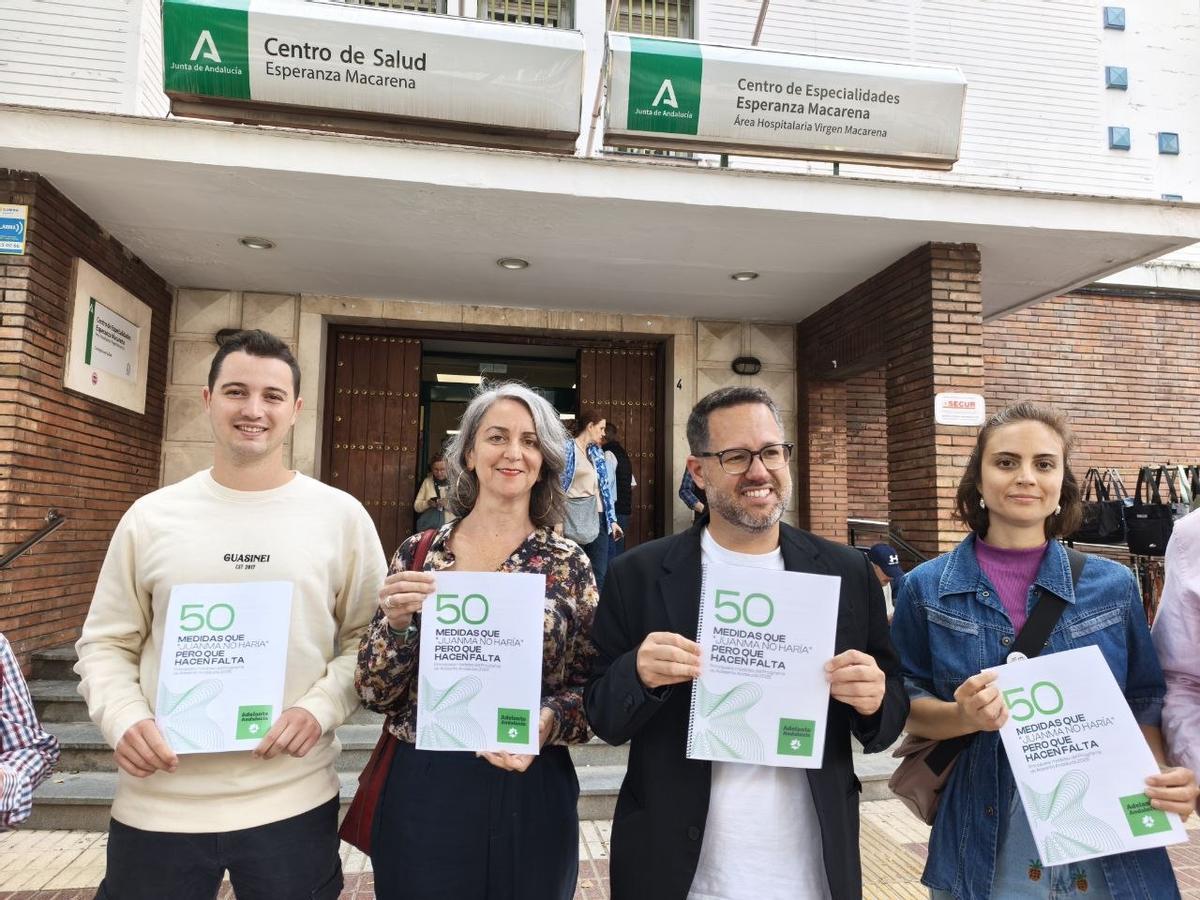 Los candidatos de Adelante Andalucía posan con su programa.