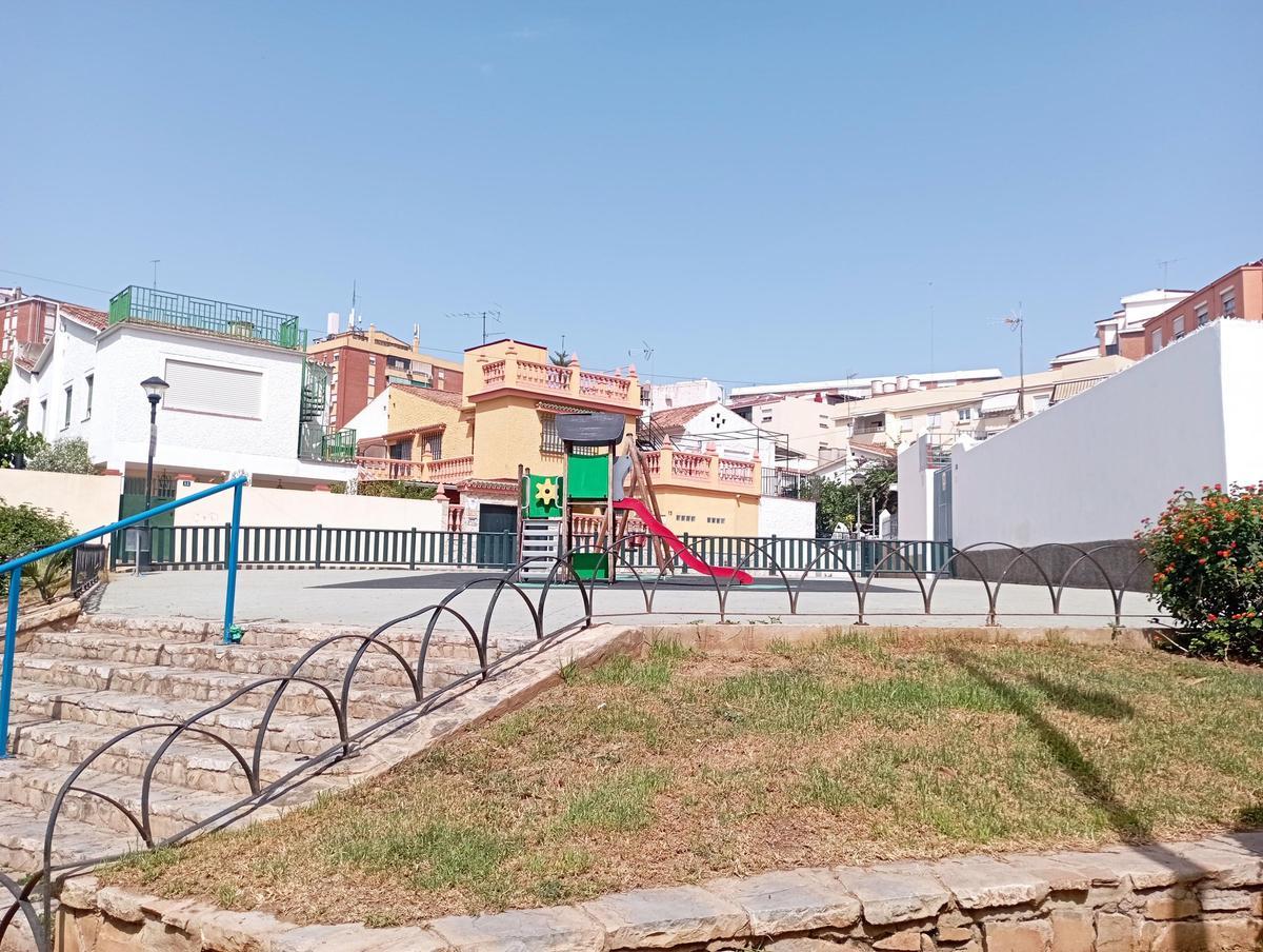 Vista del soleado parque infantil.