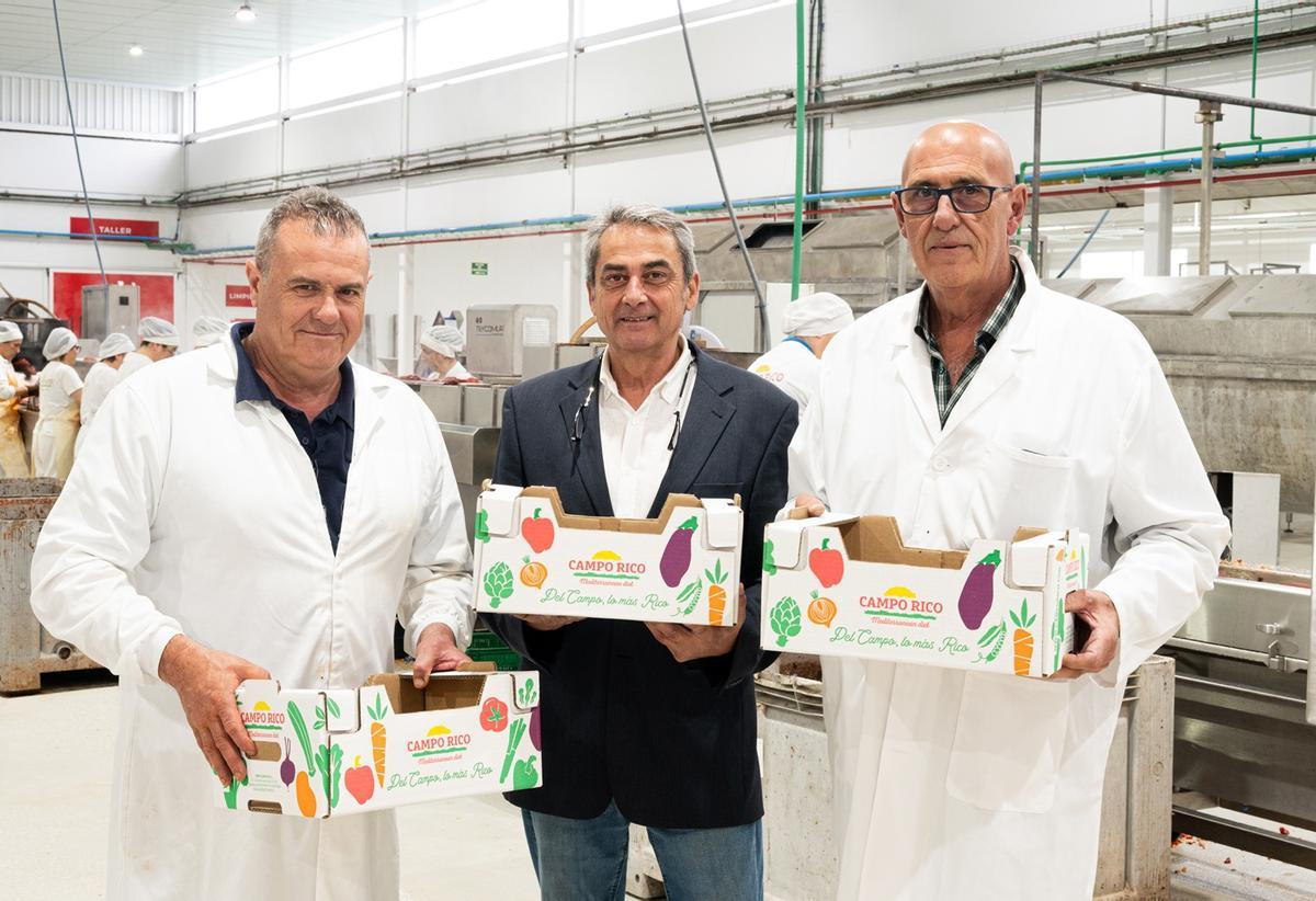 Los tres fundadores de Campo Rico, en la nueva fábrica de Alcolea del Río.