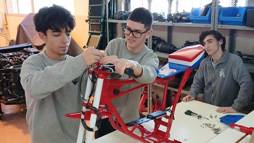 Un grupo de estudiantes, durante el desarrollo del proyecto MotoE.