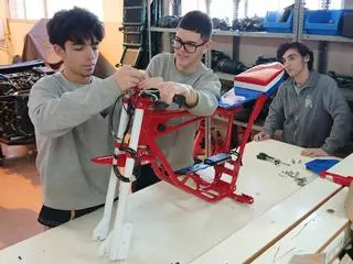 El reto de estudiantes de Carlet: De transformar una moto a construir un bólido de carreras eléctrico