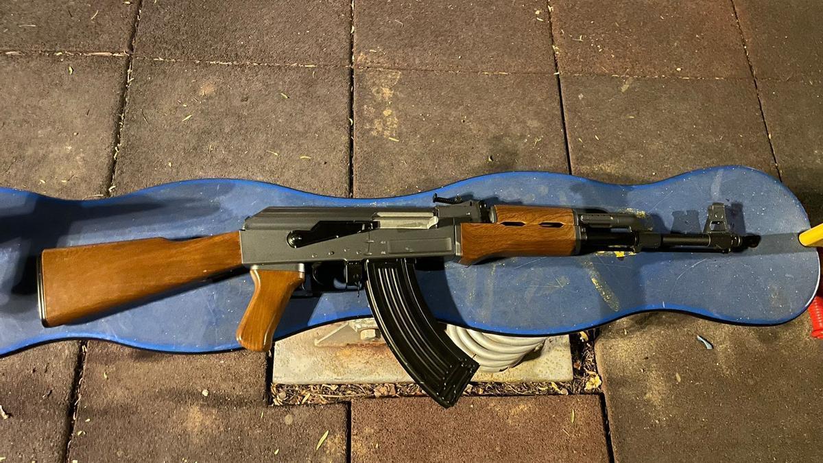 Imagen del fusil de aire comprimido, imitación de un arma AK47, intervenida a los adolescentes.