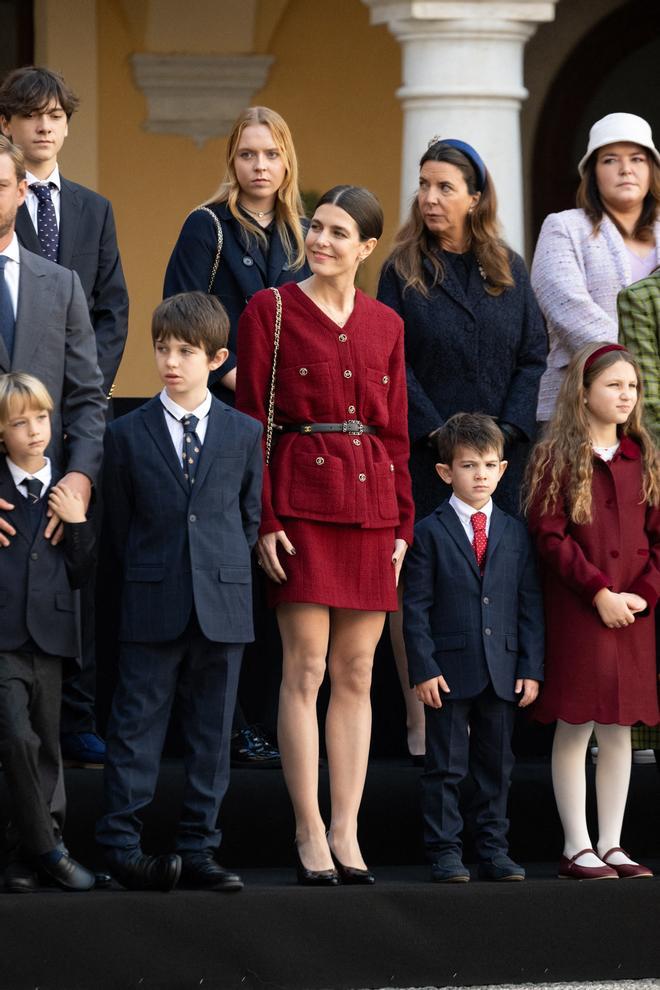 Carlota Casiraghi en la Fiesta Nacional de Mónaco con un conjunto 'tweed' en color rojo.