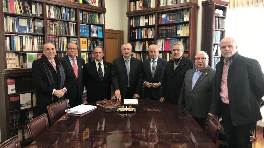 Los nuevos patronos, ayer en la notaría en la que se constituyó la nueva fundación.