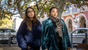 Ainhoa Rojo y Ana Heredia, este martes en el Parlament de Catalunya.