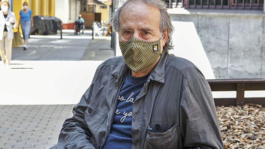 El cantautor, ayer a mediodía, en la plaza Monte de Piedad, junto a la Ruta de los Vinos de Gijón. | Marcos León