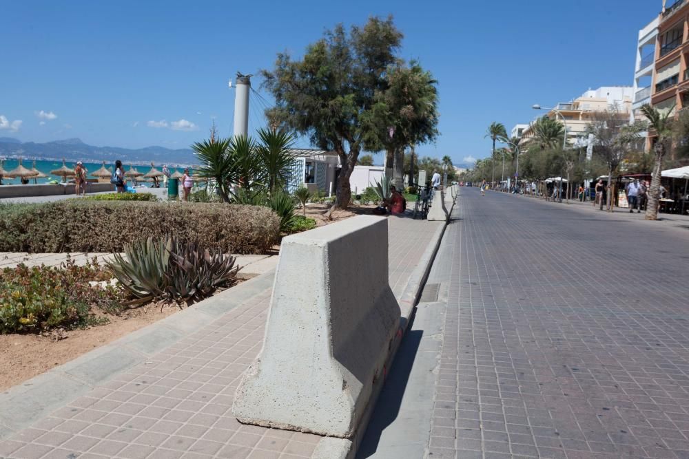 Colocación de barreras en la Platja de Palma