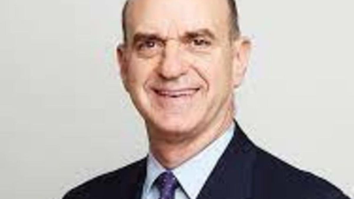Robert J. Fisher, segunda generación de GAP. Bob Fisher (67 años) preside la compañía de su padre desde 2004. Ha ejercido de CEO solo puntualmente, en momentos de interinidad, pero confía la parte ejecutiva en directivos externos. |