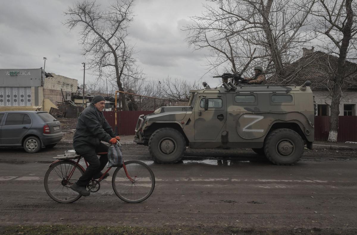 Una persona pasa en bicicleta junto a un tanque en Kiev, en una imagen de archivo. EFE/EPA/SERGEI ILNITSKY