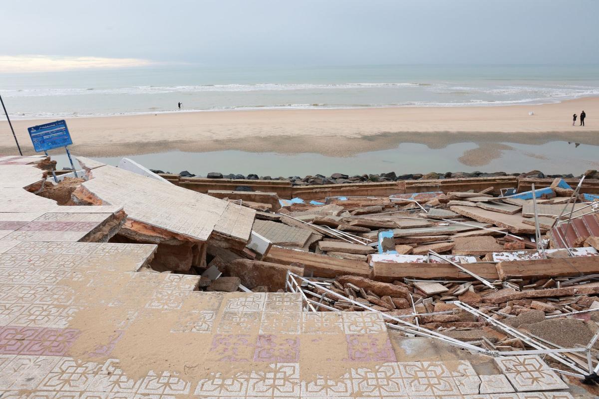 Imagen de los graves daños ocasionados por el pasado temporal que barrió Matalascañas (Huelva).