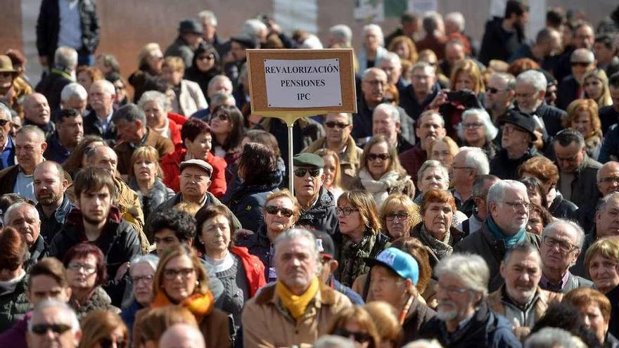 Movilización de los pensionistas en Pontevedra en contra de la subida del 0,25%. // Gustavo Santos