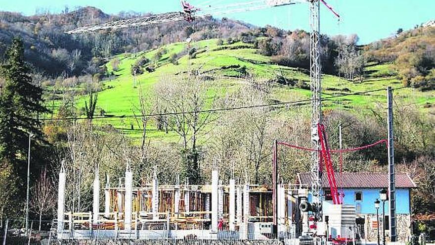 Obras de construcción de la futura residencia de mayores de Poo de Cabrales.
