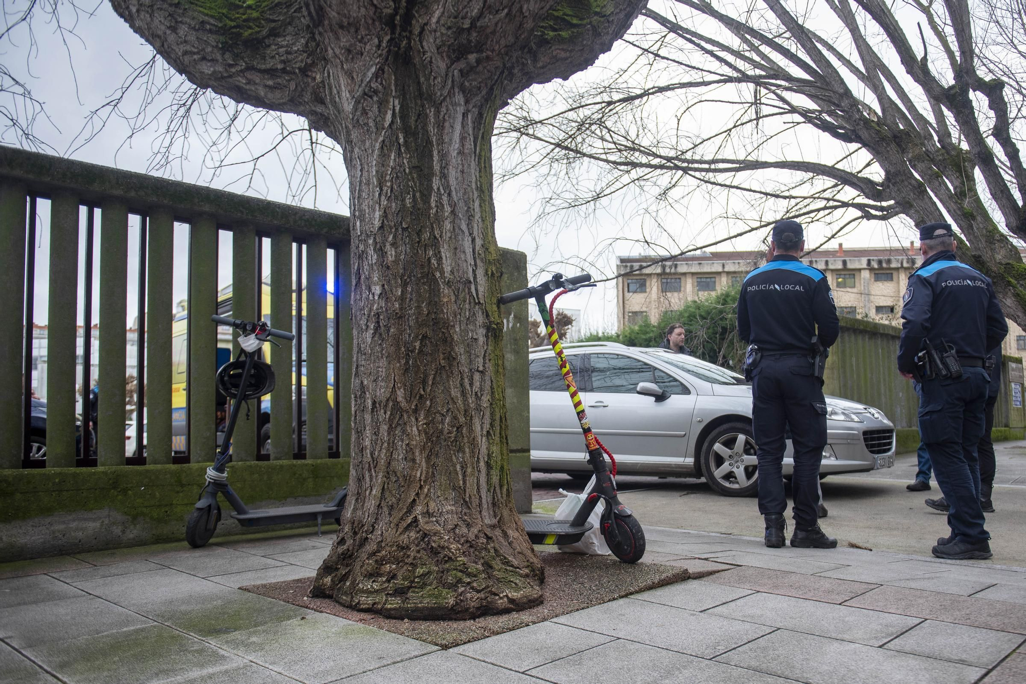 Herido en A Coruña el conductor de un patinete eléctrico al chocar en la acera con un turismo