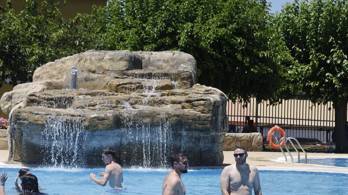 Varias personas se refrescan en la piscina de la Assuan.