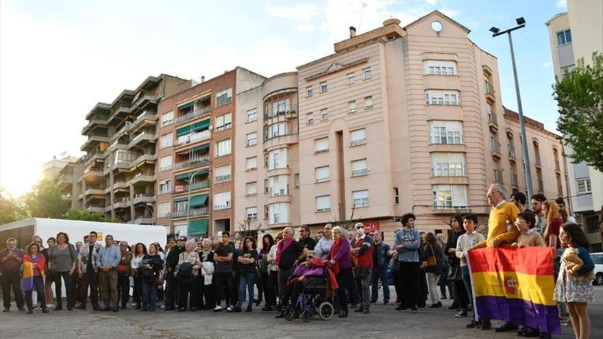 Homenaje a los defensores de la legalidad republicana