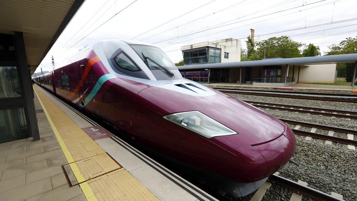 Un AVLO en la estación de Calatayud en un viaje de presentación.