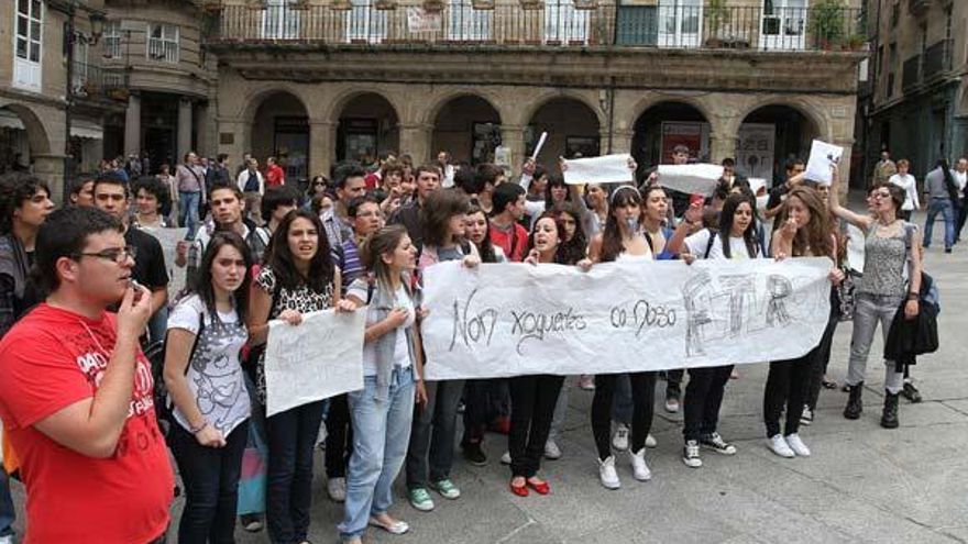 Alumnos del Portovello y profesores se manifestaron ayer de forma espontánea. // Iñaki Osorio