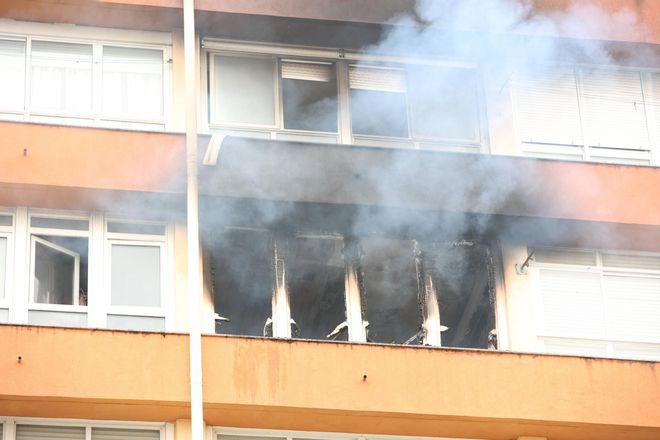 Incendio en un edificio de la calle Camelias