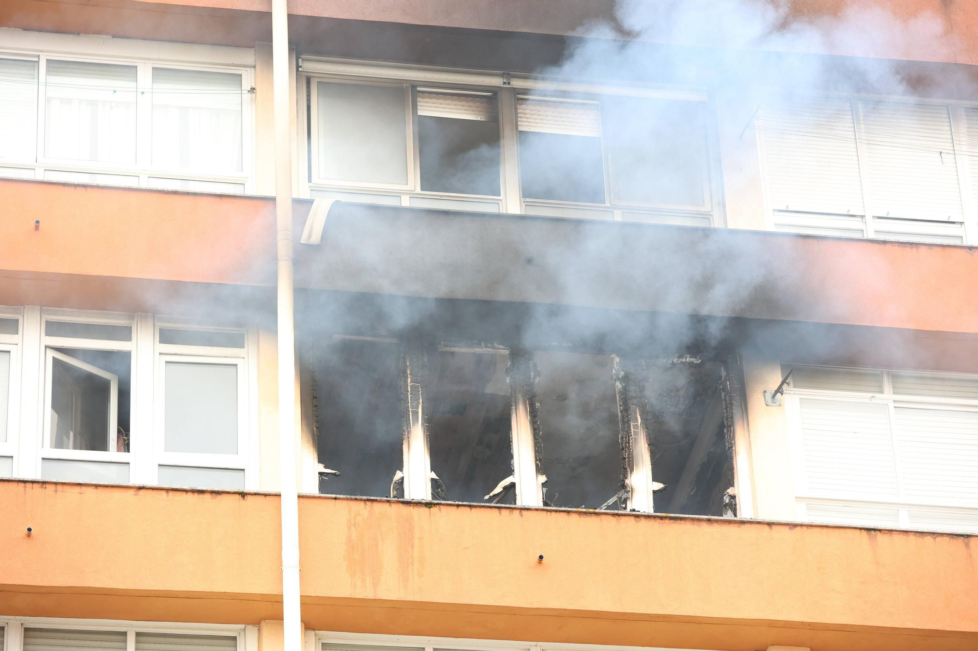 Incendio en un edificio de la calle Camelias