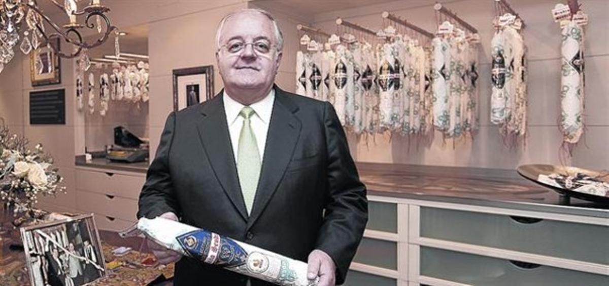 Pau Arboix, propietari de Casa Sendra, sosté una de les llonganisses que fabrica. Pau Arboix, propietari de Casa Sendra, sosté una de les llonganisses que fabrica.