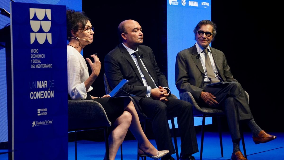 Rosa Cañadas, Moncef Belkhayat y Said Ibrahimi durante su intervención en el foro.
