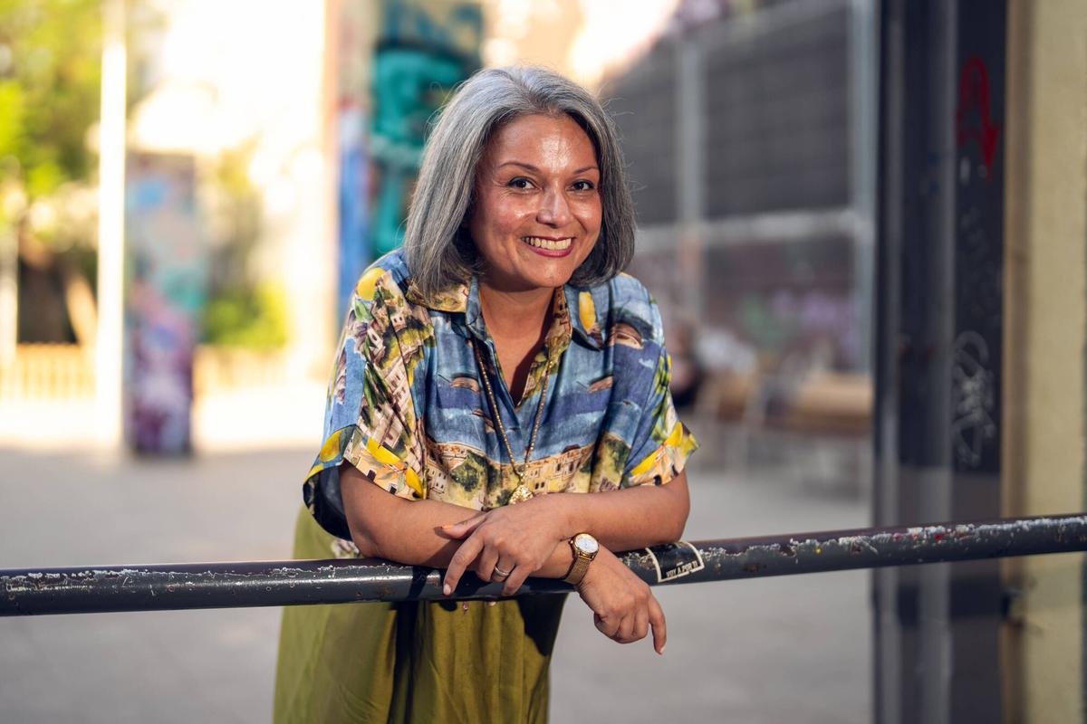 Barcelona. Lina López, presidenta de la Fundació Festa Major de Gràcia, posa durante una entrevista con motivo de su despedida del cargo tras años al frente de la organización de las fiestas del barrio. 4 de agosto de 2026. Sociedad. AUTOR: ZOWY VOETEN